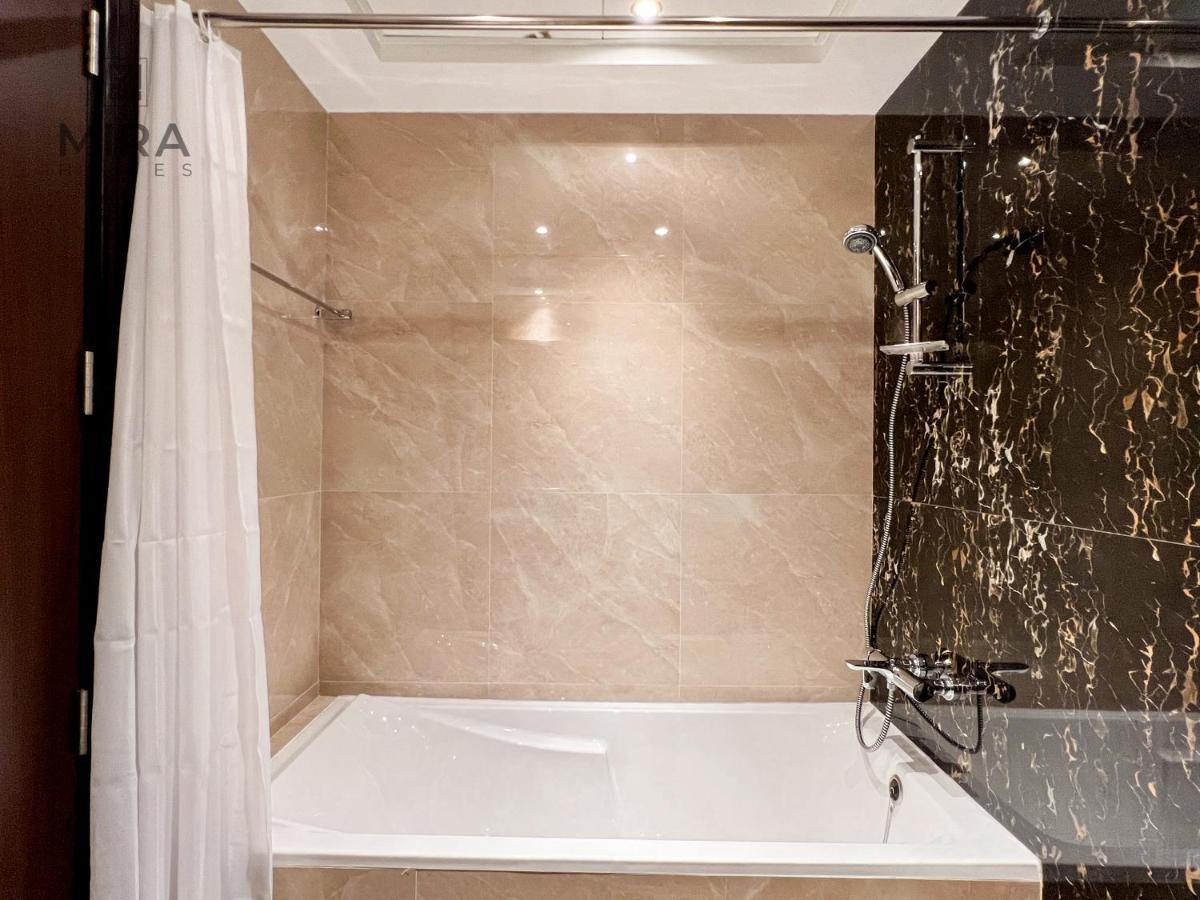 Mira Holiday Homes - Lovely Studio With Burj Khalifa View ดูไบ ภายนอก รูปภาพ